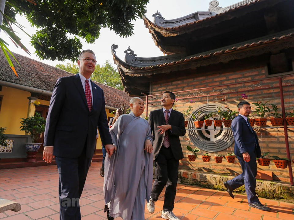 这是美国驻越大使第二次走访金莲寺。图自Vietnam+