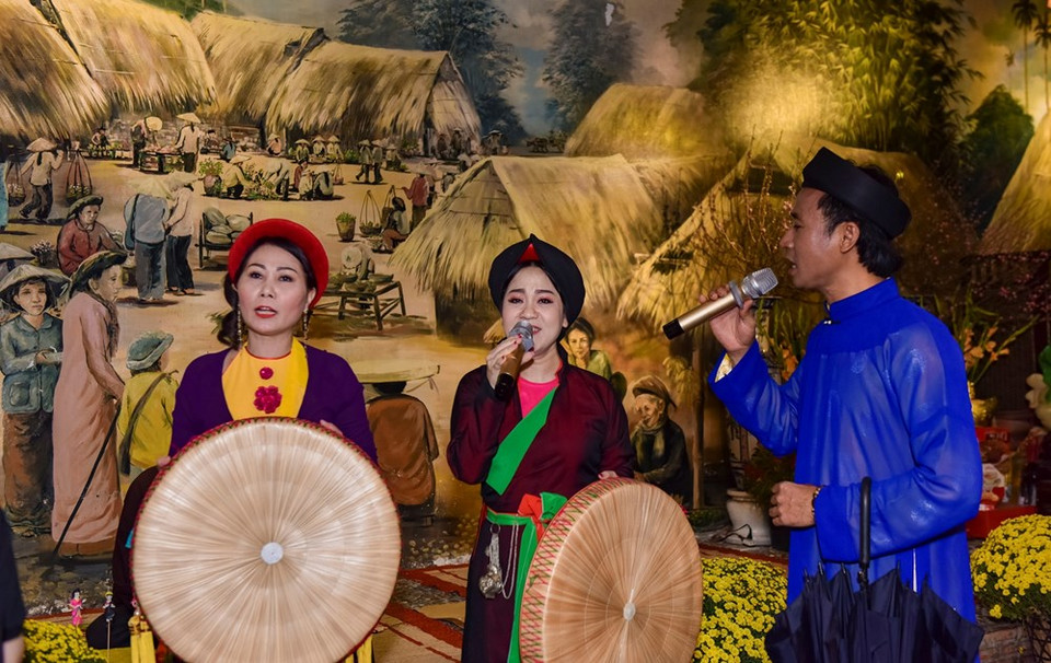 官贺民歌的悠扬歌声让年味更浓。图自越通社