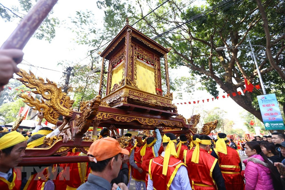 古螺庙会上的鸣鼓开庙仪式。越通社记者 明决 摄