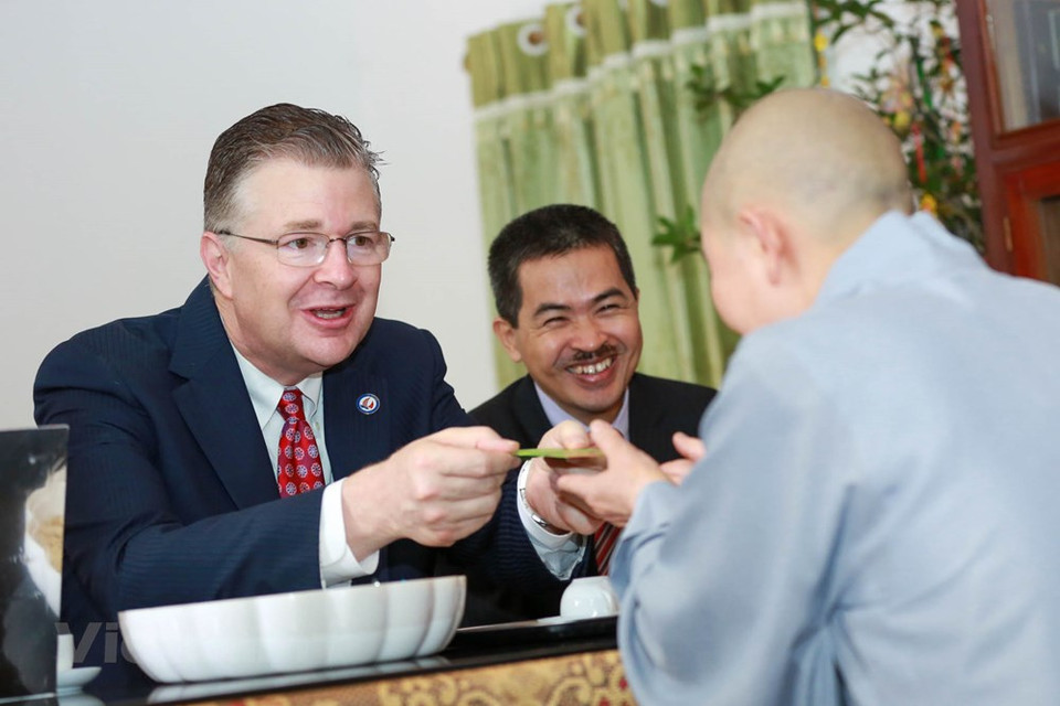 代表美国驻越大使馆全体干部人员，丹尼尔大使向金莲寺方丈释谭成赠送红包。图自Vietnam+