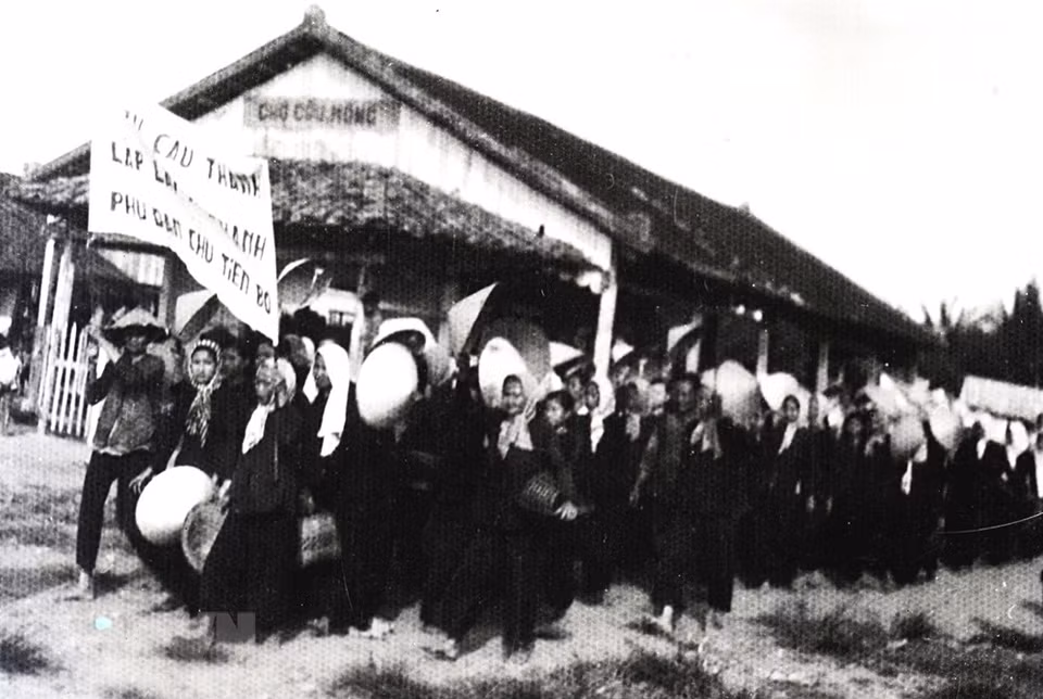 从1959年底到1960年初，“同起”运动在南部、西原和西部地区广泛展开。图自越通社