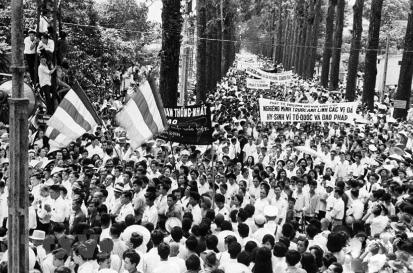 人民群众和佛教教徒涌上街来参加反对吴廷艳政府的游行示威活动。图自越通社