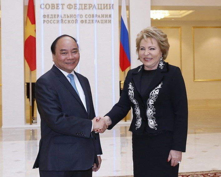 2016年5月17日在莫斯科，越南政府总理阮春福会见俄罗斯联邦委员会主席瓦伦蒂诺•马特维延科。图自越通社