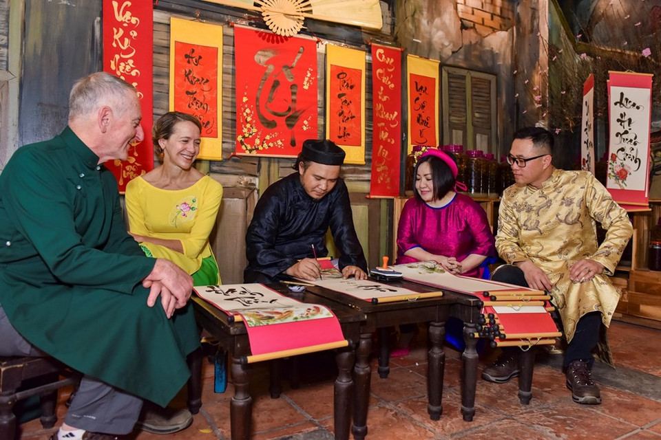 所有国际嘉宾都穿着越南传统奥戴。图自越通社