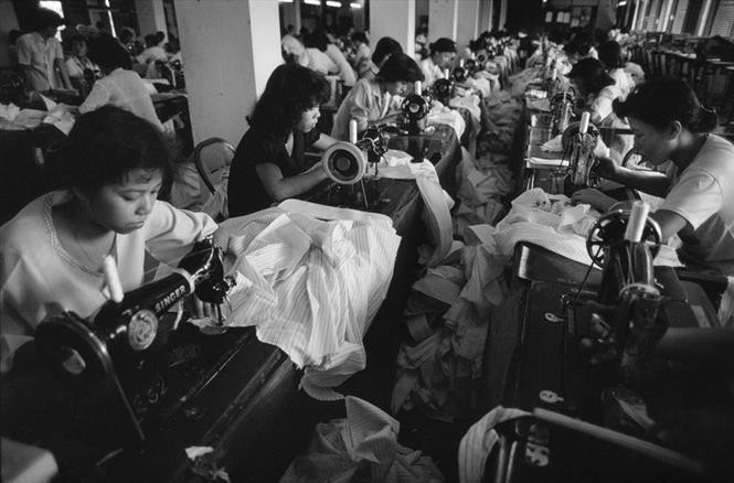 1988年胡志明市一家纺织厂的工人。纺织服装业被视为革新开放时期的拳头产业。图自越通社