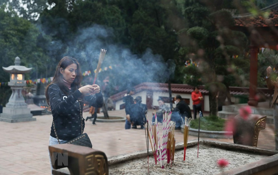 游客在香迹寺烧香拜佛。越通社记者 青松 摄