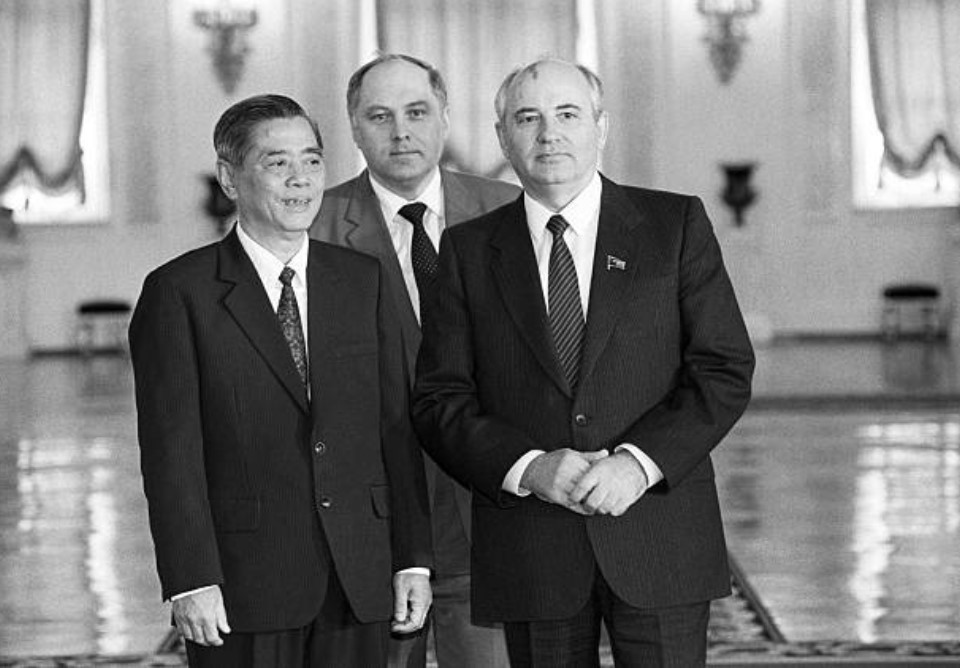 越共中央总书记阮文灵从1987年5月17日至22日对苏联进行正式友好访问期间会见苏联共产党中央总书记戈尔巴乔夫（Gorbachyov）。图自越通社