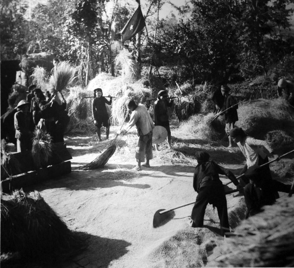 土地改革为北部地区大部分农民重新分配土地，消除封建地主阶级。图自越通社