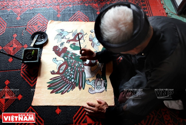 北宁省顺成县东湖画村阮登制艺人在完善鸡画作品。北部人过年常以东湖民间版画装饰居室。