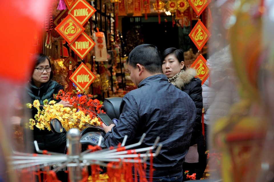 春节即将来临之际，大家都抓紧时间购买各种装饰品摆在家中。越通社记者 明孝 摄