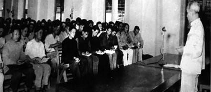 1957年12月，胡志明主席在全国代表大会上对土地改革进程中的纠正错误工作进行总结。图自越通社