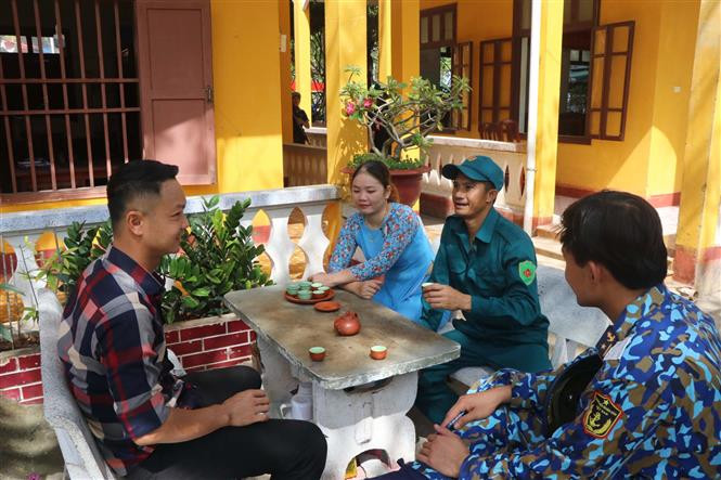 长沙群岛生存岛上的军民感情。越通社记者 阮文日 摄
