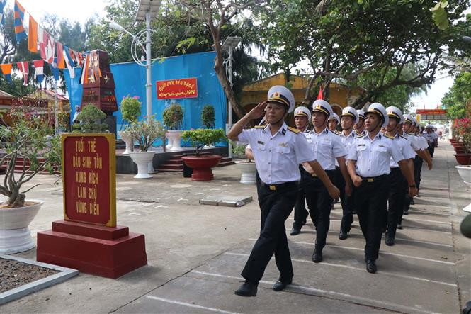 生存岛上干部战士进行检阅仪仗队仪式。越通社记者 阮文日 摄