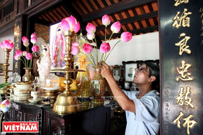 顺化人摆在供台的清仙纸花。