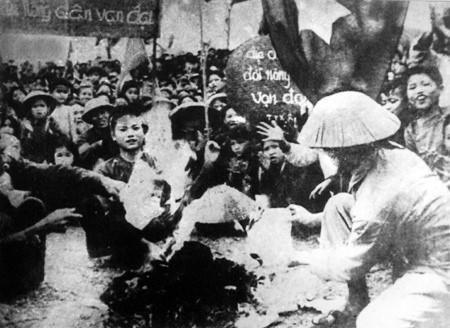 土地改革胜利，农民焚烧旧制度的账本契约。图自越通社