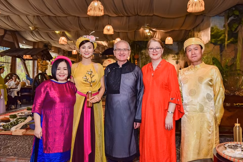 意大利驻胡志明市总领事馆贸易参赞Paolo Lemma夫妇参加活动。图自越通社