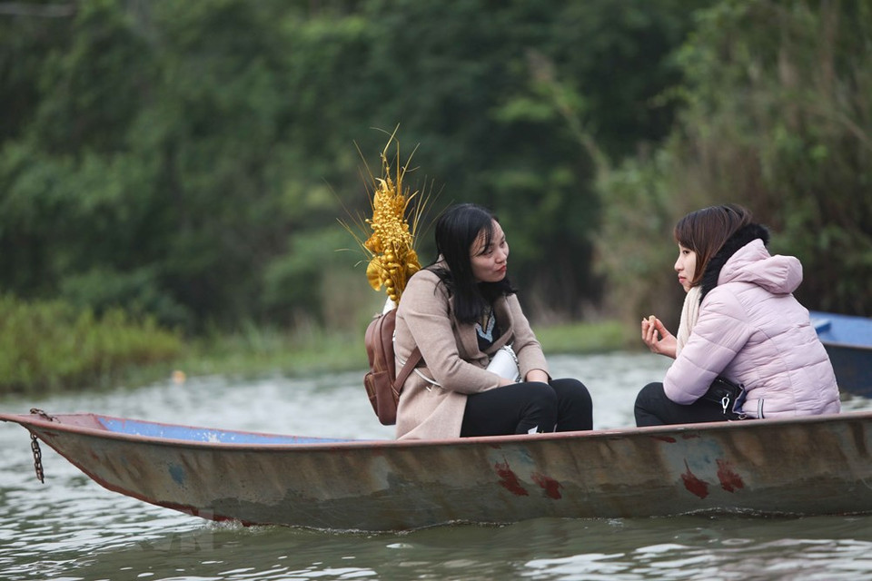 四面八方游客到香迹寺观光游览和祈福。越通社记者 青松 摄