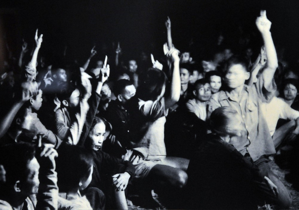 1953年11月，越共中央通过了《土地纲领》并决定推行北部地区土地改革，将土地分配给农民，彻底消除地主阶级以及北部地区封建制度的残余，提高农民在农村地区的做主权利。图自越通社