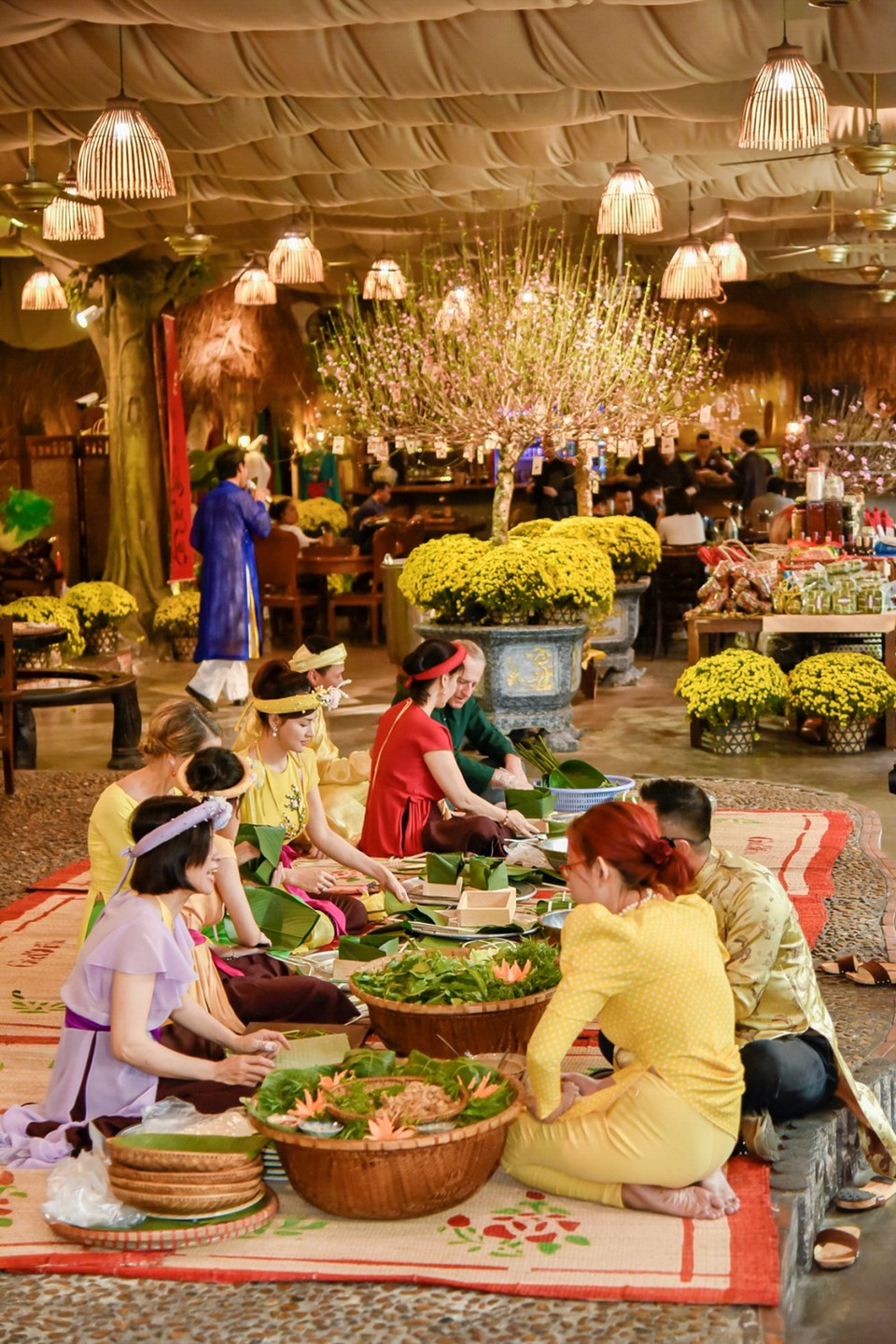 粽子、竹笋汤、包肉团等是越南人春节饭桌上必不可少的各种菜肴。图自越通社