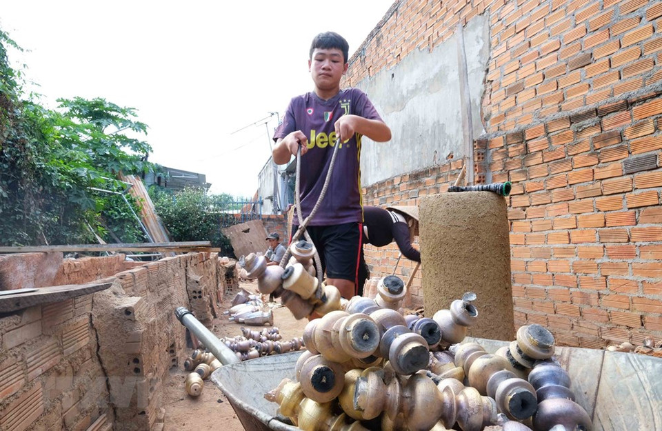 刚出炉的铜器“粗品”。越通社记者 阮勇 摄