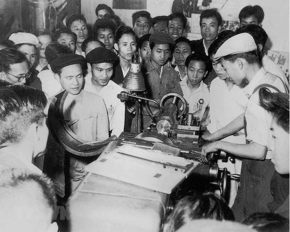 1960年初北部工业的领头羊——海防市沿海机械工厂的工人们正在展开技术示范操作活动。图自越通社