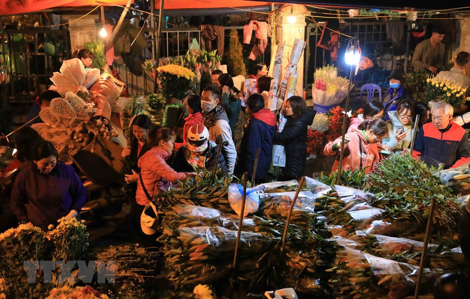 广霸花卉夜市出售的各种花卉十分丰富。越通社记者 日英 摄