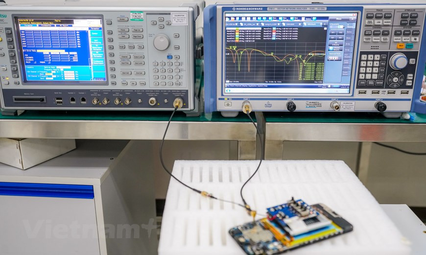 各手机款式都经过电流测试，以测量电池消耗或检查电波，声音，光传感器，加速度计，屏幕颜色等。值得注意的是自动机器人系统，其帮助调整机器参数，如波浪，wifi系统，确保按照系统的标准。经机器人系统测试的手机将进入后续工段，若发现错误将被送到检验部门。出厂的Vsmart手机都确保经抽样检验，并需遵守国际检验标准标准（AQL）。图自Vietnam+