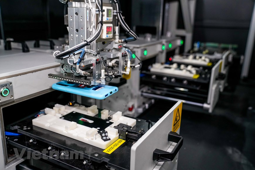 VinSmart 职能电子设备制造厂现代设备和规模位居地区第一，生产线均是从美国、德国、日本、韩国等国家引进的，确保一条龙生产、最大程度自动化和达到较高生产率。制造厂内数百台机器人互相连接，确保能担任组装、制造等操作，减少劳动力和发生错误。蜘蛛机器人的手臂将取代人类执行工作，确保精度。在整个过程中，各工程师仅起到监督作用。图自Vietnam+