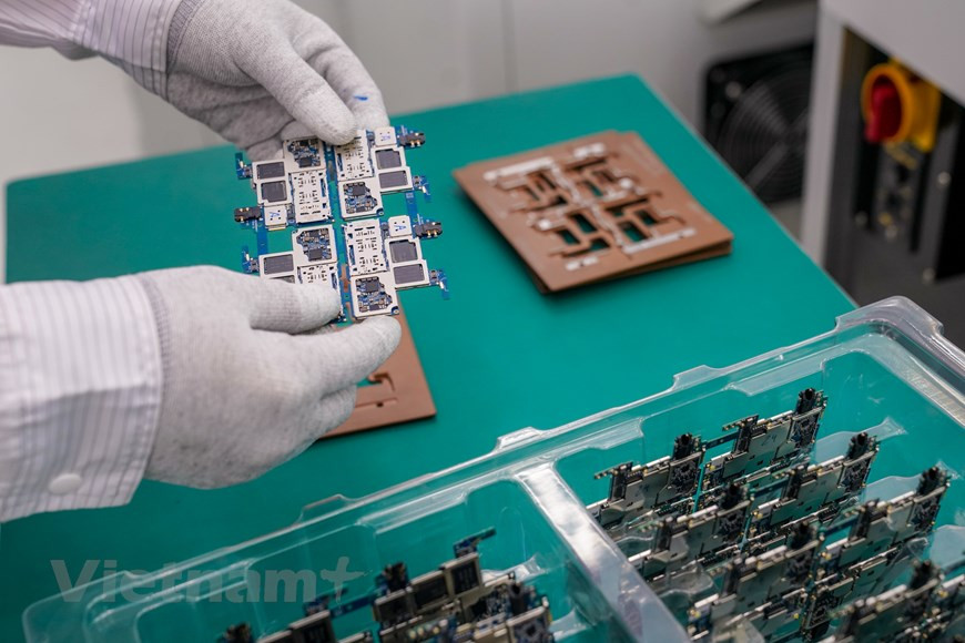 VinSmart 职能电子设备制造厂设有：电子元件自动安装焊接生产线、独立生产线和独立实验室系统，如电波和天线实验室、可靠性测试室、性能测试室、相机测试室和音频测试室等。VinSmart已聘请来自美国、欧洲和俄罗斯等的伙伴来对制造厂标准、生产线、生产流程、质量标准和信息技术管理系统等进行全面评估。公司不仅生产Vsmart牌的产品而还能满足全球的订单。图自Vietnam+