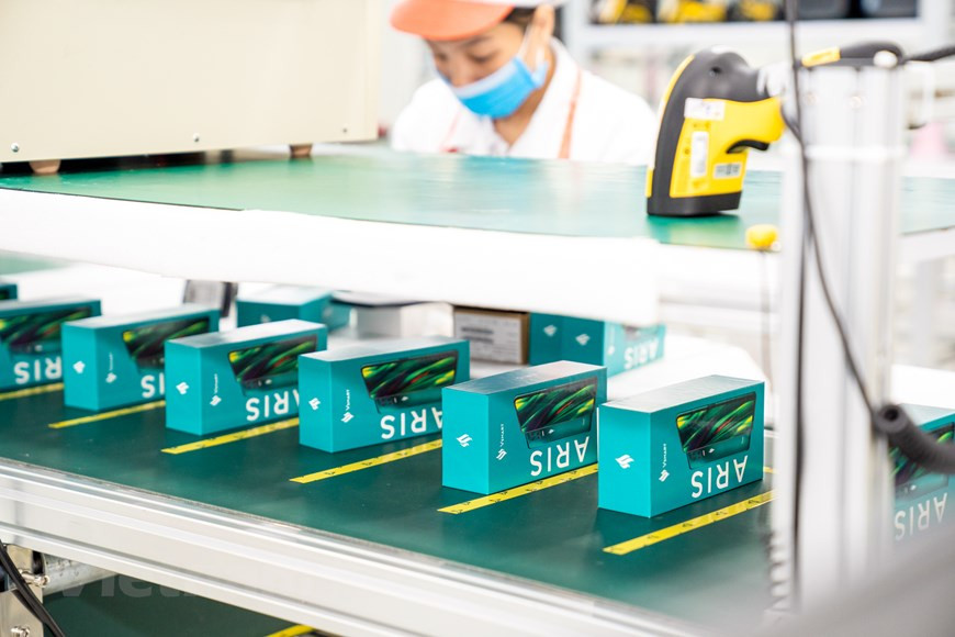 VinSmart领导在回答本报记者的采访时强调，在公司政府美国市场的战略中，Aris 和 Aris Pro两款手机是主力军。目前，公司正集中5G产品商业化，美国将成为这种产品的首个市场。“在越南完成5G覆盖目标，我们将立即向市场供应该产品” VinSmart领导说。2020年7月份， VinSmart正式亮相首款5G手机Vsmart Aris 5G。这款手机集成许多现代技术如量子保密和安全密钥等。图自Vietnam+