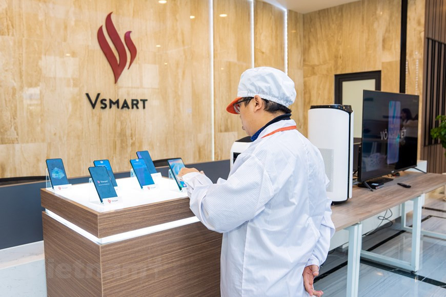 越南首款5G手机Vsmart Aris 5G全部在该制造厂生产的。2020年7月份，首款5G手机Vsmart Aris 5G正式亮相。这款手机集成许多现代技术如量子保密和安全密钥等。在不久前举行的一场研讨会上，高通主管越南、老挝和柬埔寨地区的总经理韶方南强调，Vingroup自主研制5G终端产品是为了国内电信基础设施转型做好准备。图自Vietnam+