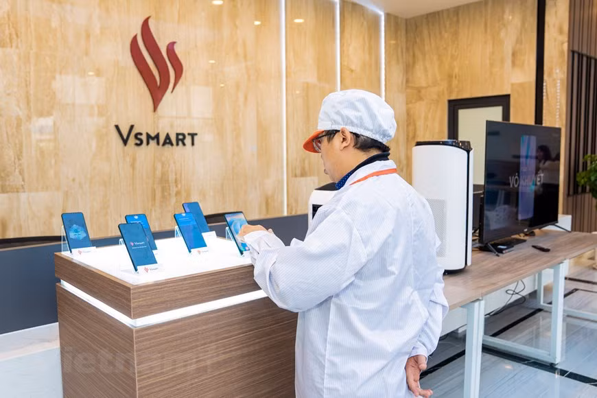 越南首款5G手机Vsmart Aris 5G全部在该制造厂生产的。2020年7月份，首款5G手机Vsmart Aris 5G正式亮相。这款手机集成许多现代技术如量子保密和安全密钥等。在不久前举行的一场研讨会上，高通主管越南、老挝和柬埔寨地区的总经理韶方南强调，Vingroup自主研制5G终端产品是为了国内电信基础设施转型做好准备。图自Vietnam+