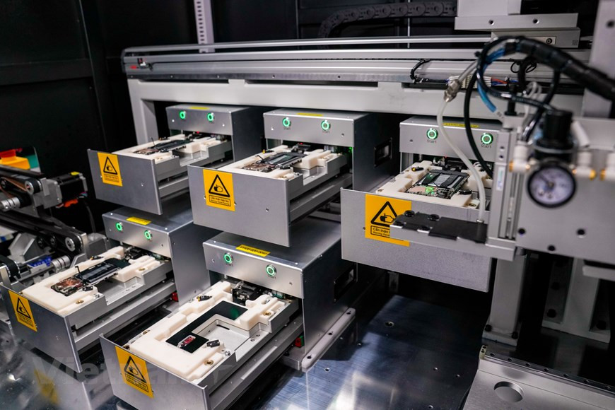 VinSmart 职能电子设备制造厂现代设备和规模位居地区第一，生产线均是从美国、德国、日本、韩国等国家引进的，确保一条龙生产、最大程度自动化和达到较高生产率。制造厂内数百台机器人互相连接，确保能担任组装、制造等操作，减少劳动力和发生错误。蜘蛛机器人的手臂将取代人类执行工作，确保精度。在整个过程中，各工程师仅起到监督作用。图自Vietnam+