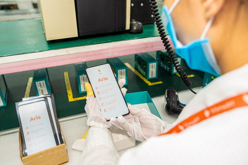 越南首款5G手机Vsmart Aris 5G全部在该制造厂生产的。2020年7月份，首款5G手机Vsmart Aris 5G正式亮相。这款手机集成许多现代技术如量子保密和安全密钥等。在不久前举行的一场研讨会上，高通主管越南、老挝和柬埔寨地区的总经理韶方南强调，Vingroup自主研制5G终端产品是为了国内电信基础设施转型做好准备。图自Vietnam+