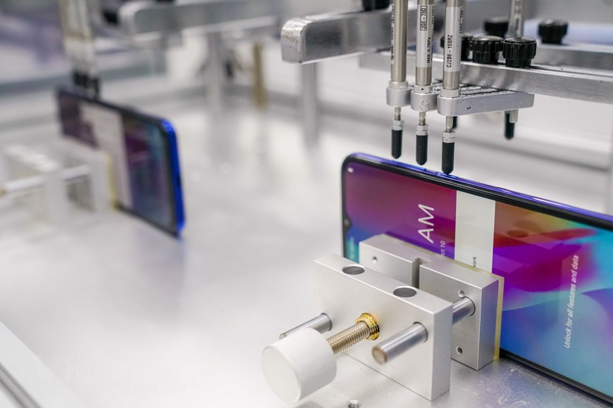 各手机款式都经过电流测试，以测量电池消耗或检查电波，声音，光传感器，加速度计，屏幕颜色等。值得注意的是自动机器人系统，其帮助调整机器参数，如波浪，wifi系统，确保按照系统的标准。出厂的Vsmart手机都确保经抽样检验，并需遵守国际检验标准标准（AQL）。图为使用机器人进行物理按键强度测试，测试次数20万次。若按键正常运行，手机才满足出厂标条件。图自Vietnam+