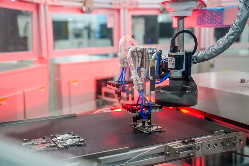 VinSmart 职能电子设备制造厂还设有独立实验制造区，包括各独立原料库、生产线和独立实验室系统，如电波和天线实验室、可靠性测试室、性能测试室、相机测试室和音频测试室等。VinSmart已聘请来自美国、欧洲和俄罗斯等的伙伴来对制造厂标准、生产线、生产流程、质量标准和信息技术管理系统等进行全面评估。图自Vietnam+