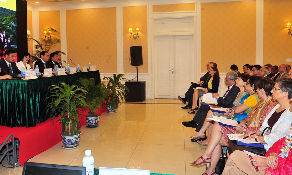 越南向外国驻河内代表处和国际组织通报APEC领导人会议周的结果。（图片来源：越通社）