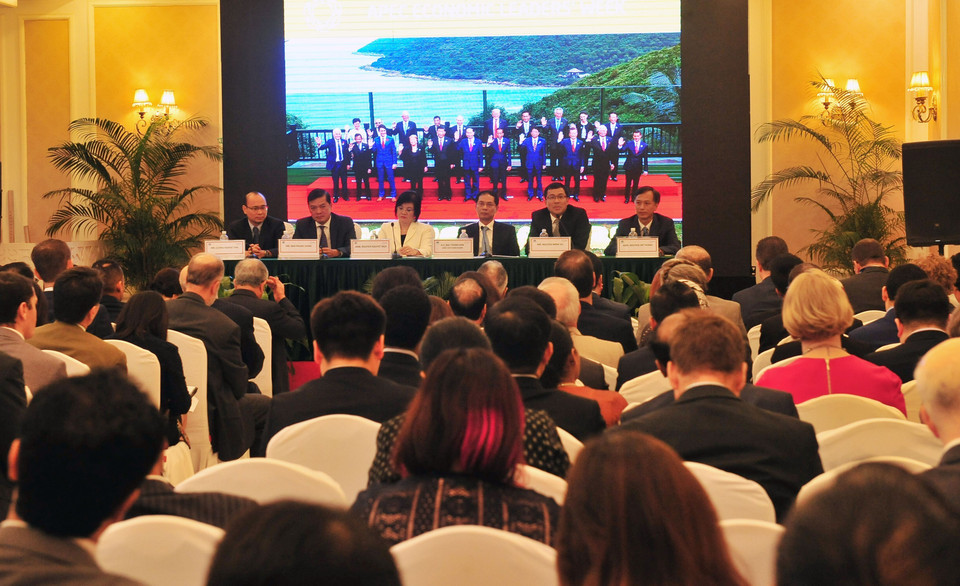 越南向外国驻河内代表处和国际组织通报APEC领导人会议周的结果。（图片来源：越通社）