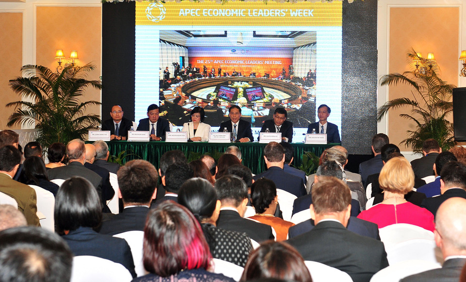 越南向外国驻河内代表处和国际组织通报APEC领导人会议周的结果。（图片来源：越通社）