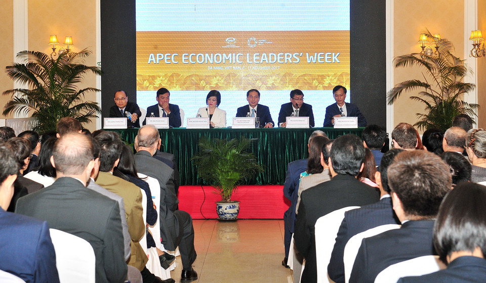 越南向外国驻河内代表处和国际组织通报APEC领导人会议周的结果。（图片来源：越通社）