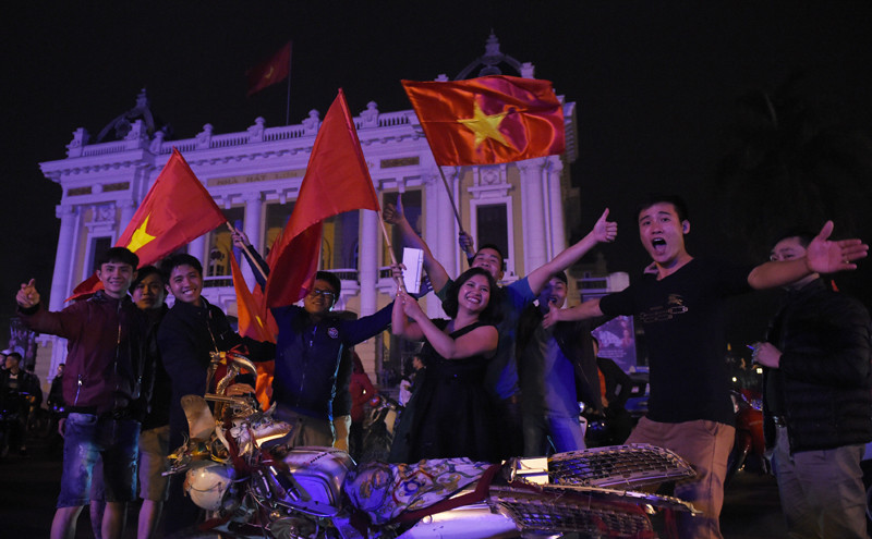 近半夜，摩托车成为主要交通工具，一律涌入还剑湖附近的各街道。（图片来源：人民报网） 