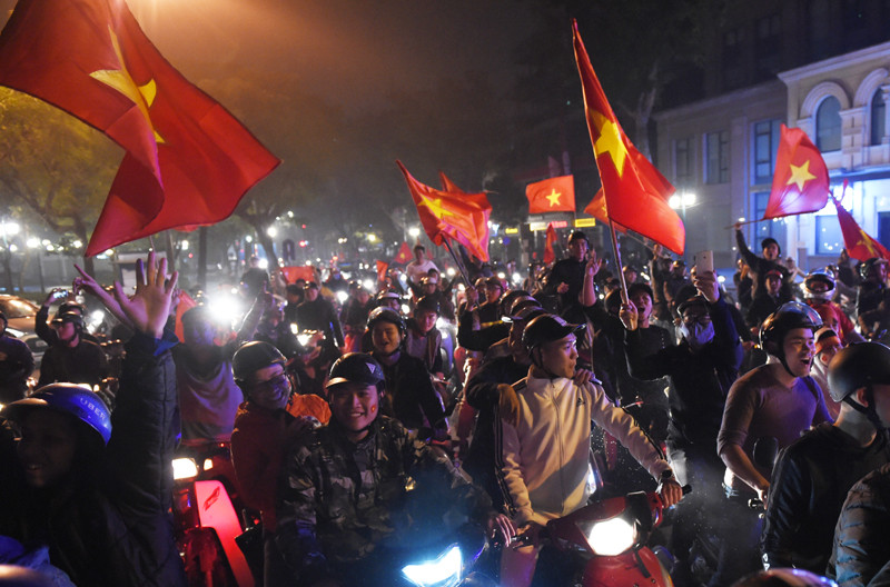 在步行街上车水马龙。（图片来源：人民报网） 