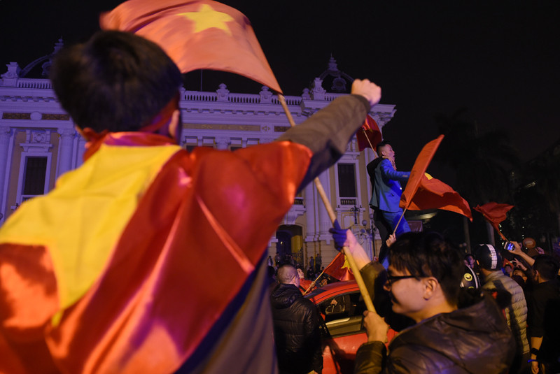 很长一段时间，体育迷们才有机会出门鼓舞足球队的胜利。（图片来源：人民报网） 