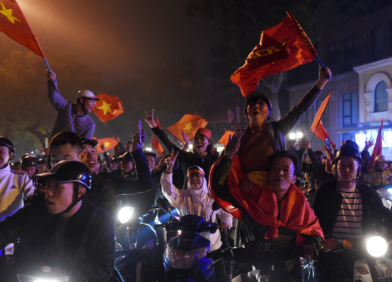 1月20日晚是首都河内乃至越南人民不睡的一夜。（图片来源：人民报网） 