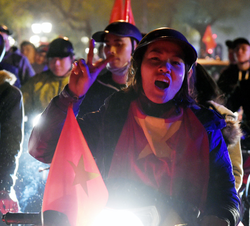 数万名市民共同高喊“越南万岁”等口号。（图片来源：人民报网） 