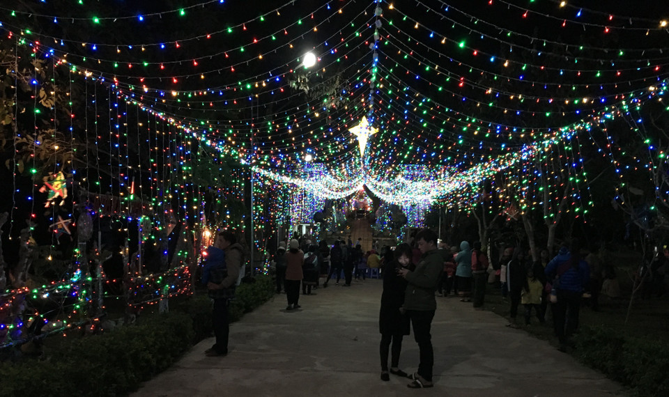 嘉莱省居民喜迎圣诞节的气氛（图片来源：越通社）