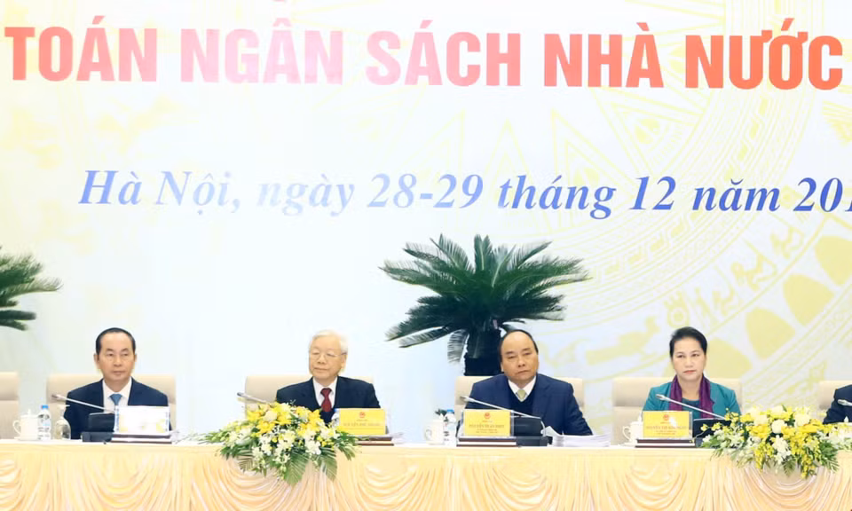 越南共产党总书记阮富仲、国家主席陈大光、政府总理阮春福、国会主席阮氏金银一同出席会议（图片来源：越通社）