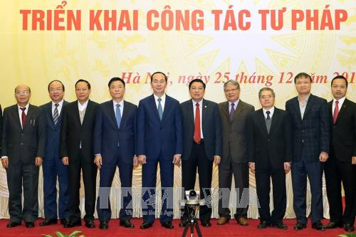 陈大光与代表们合影。（图片来源：越通社）