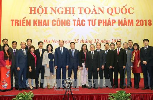 陈大光与代表们合影。（图片来源：越通社）