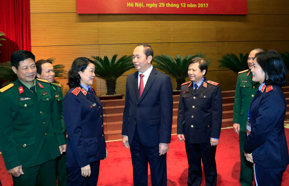 陈大光与各位代表交流。越通社记者 颜创 摄